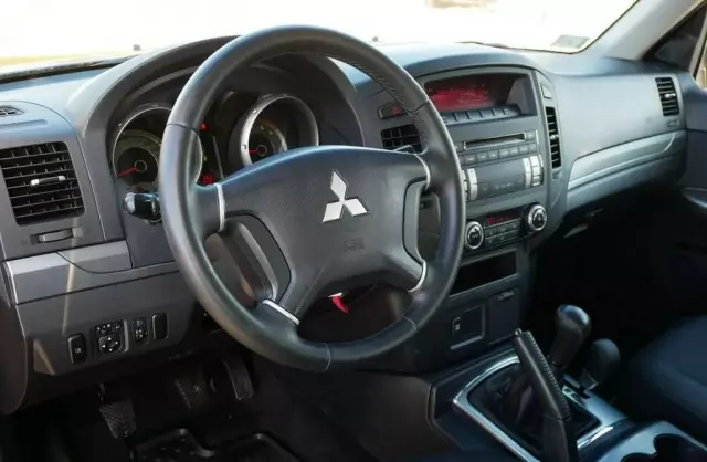 MITSUBISHI Pajero 