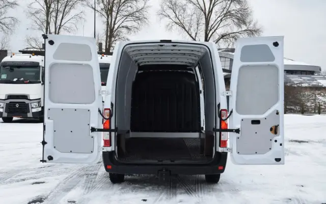 RENAULT MASTER / 2.3 - 150 KM / DOSTAWCZE / 3 OSOBY / DOSTAWCZE / BLASZAK / DUŻY WYŚWIETLACZ / KLIMA / TEMPOMAT / KAMERA COFANIA / HAK / SPROWADZONY 