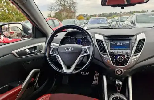 HYUNDAI Veloster 