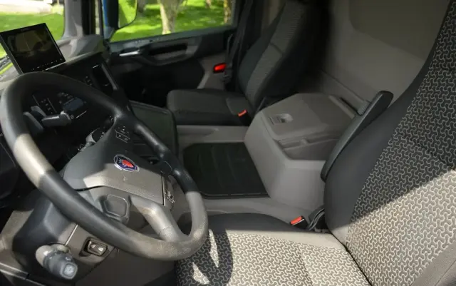 SCANIA P280///* 2022///* PRZEBIEG 165 TYŚ KM///* CHŁODNIA///* 18000KG///* THERMO KING///* WINDA///* BAR///* DŁ 7.30///* 18 EURO PALET///* KAMERA///* LEDY///* WAGA///* STAN JAK NOWA 