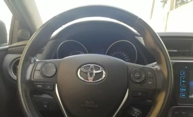 TOYOTA Auris 