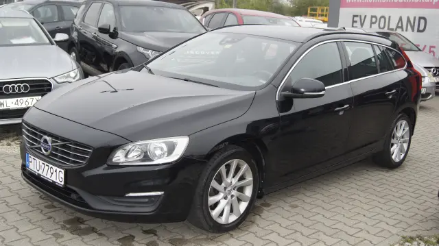 VOLVO V60 Momentum