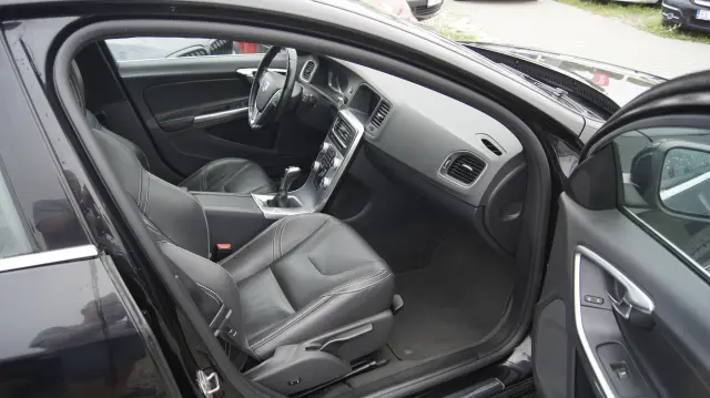 VOLVO V60 Momentum