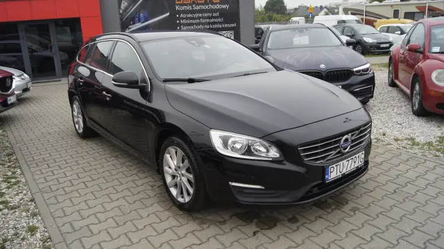 VOLVO V60 Momentum