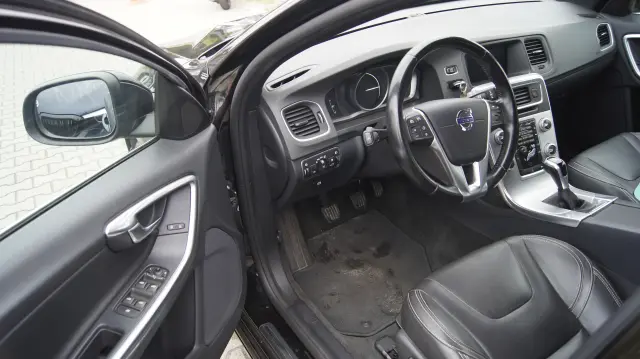 VOLVO V60 Momentum