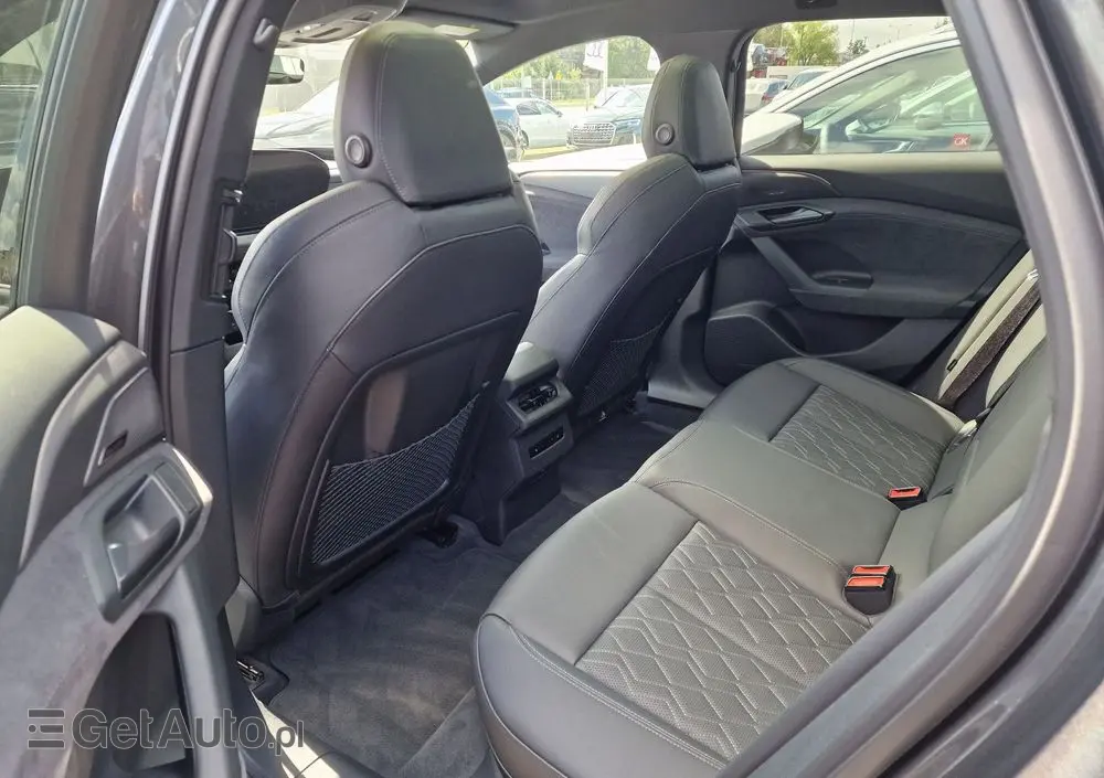 AUDI S6 Avant e-tron 