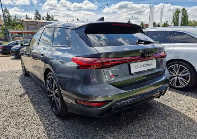 AUDI S6 Avant e-tron 