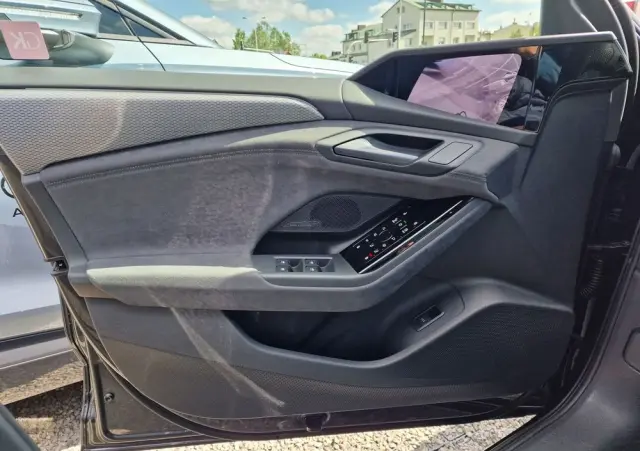 AUDI S6 Avant e-tron 