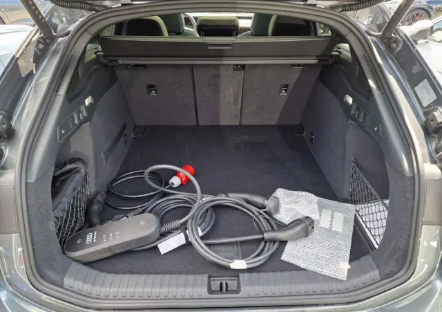 AUDI S6 Avant e-tron 