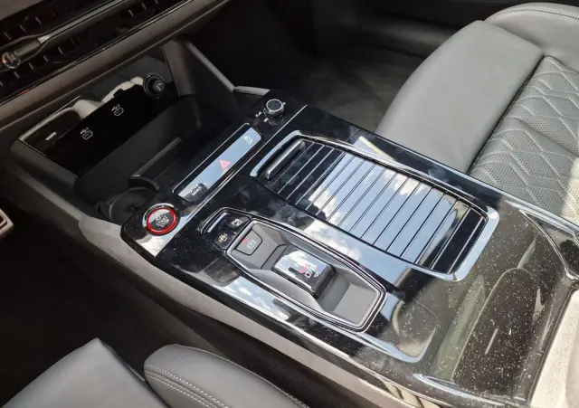 AUDI S6 Avant e-tron 