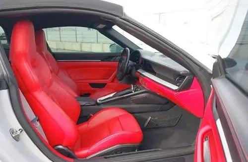 PORSCHE 911 