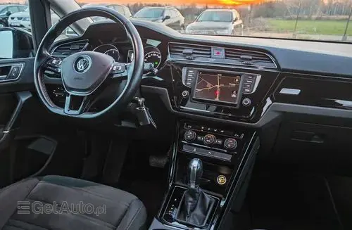VOLKSWAGEN Touran 