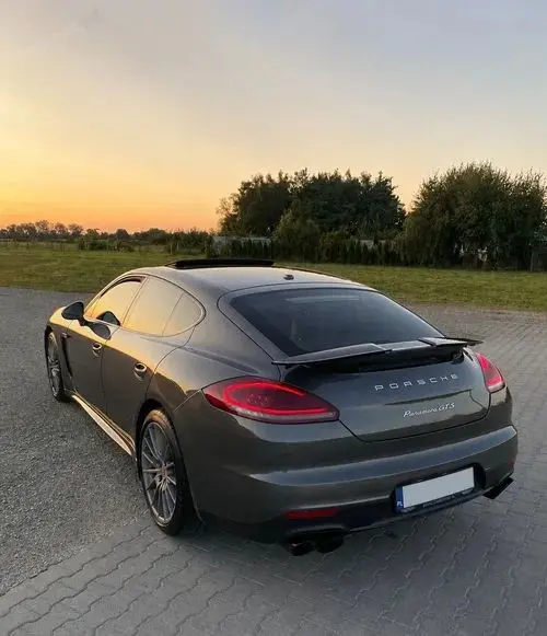 PORSCHE Panamera 