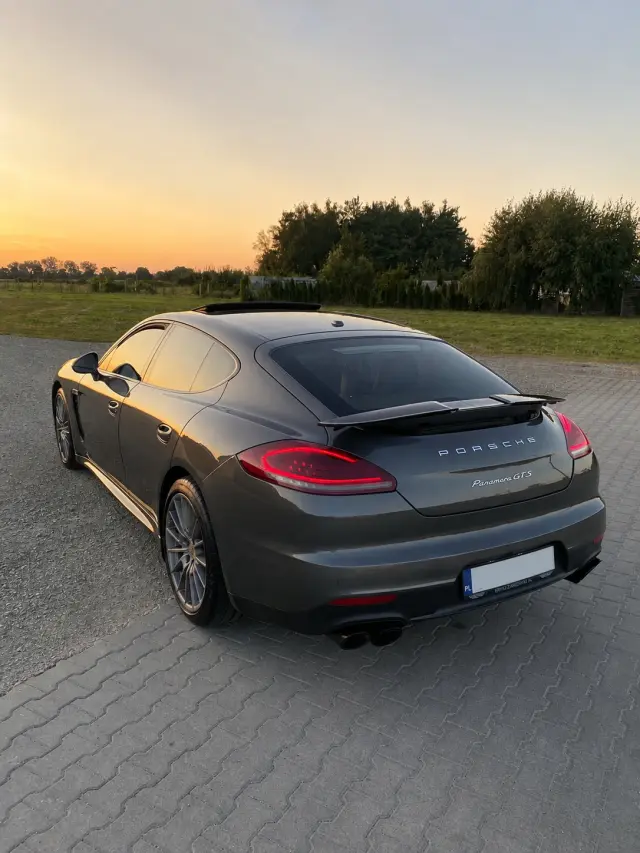 PORSCHE Panamera 
