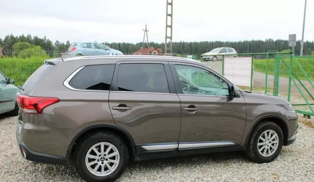 MITSUBISHI Outlander 