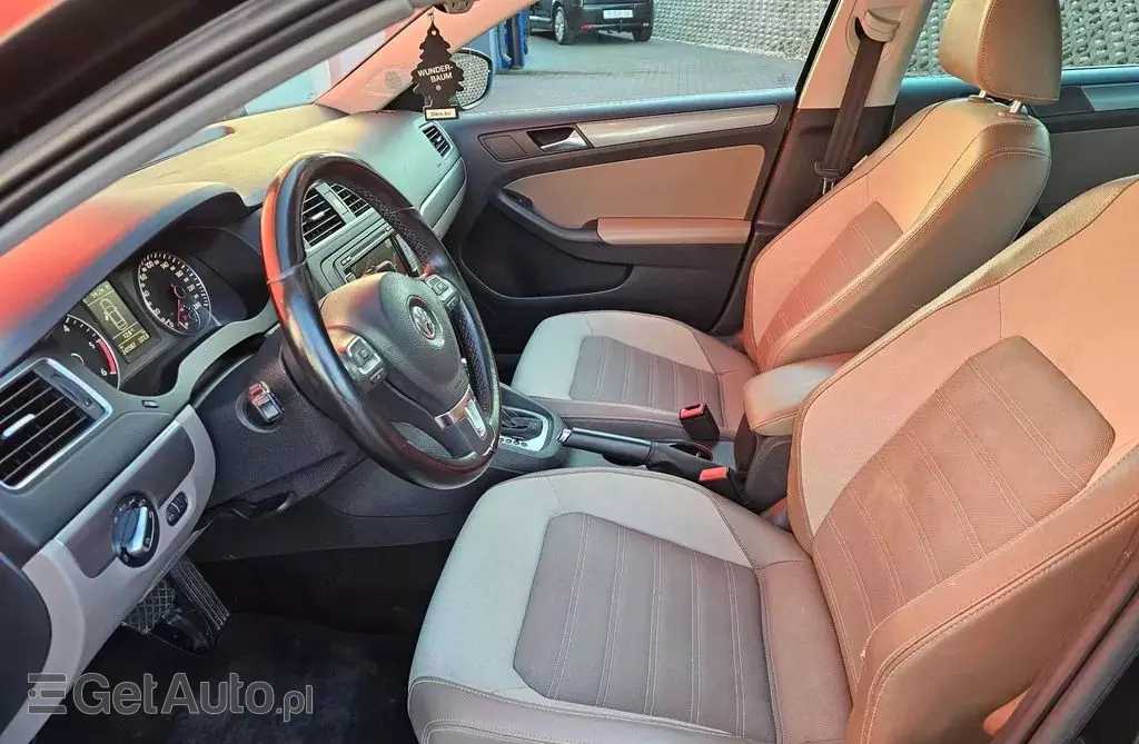 VOLKSWAGEN Jetta 