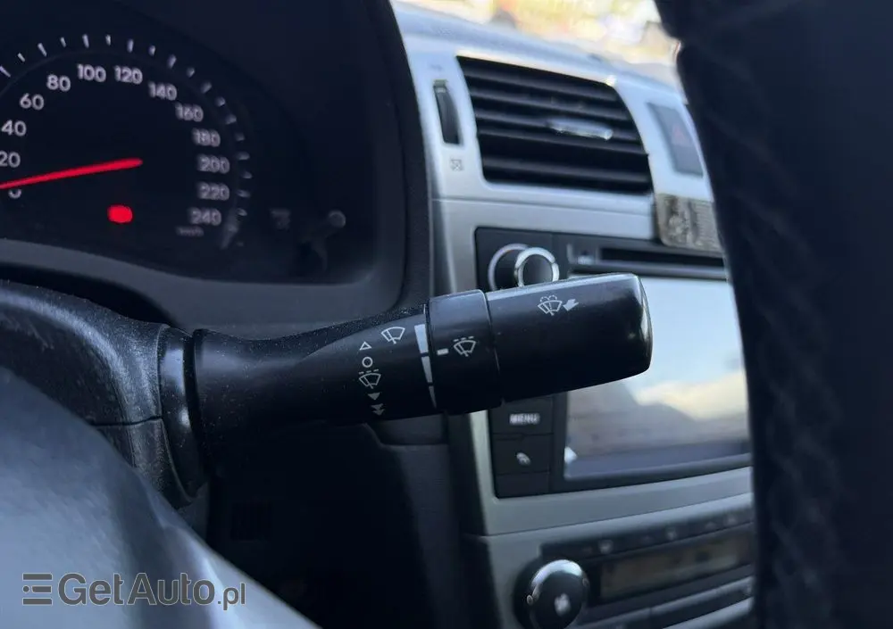 TOYOTA Avensis 1.8 Premium