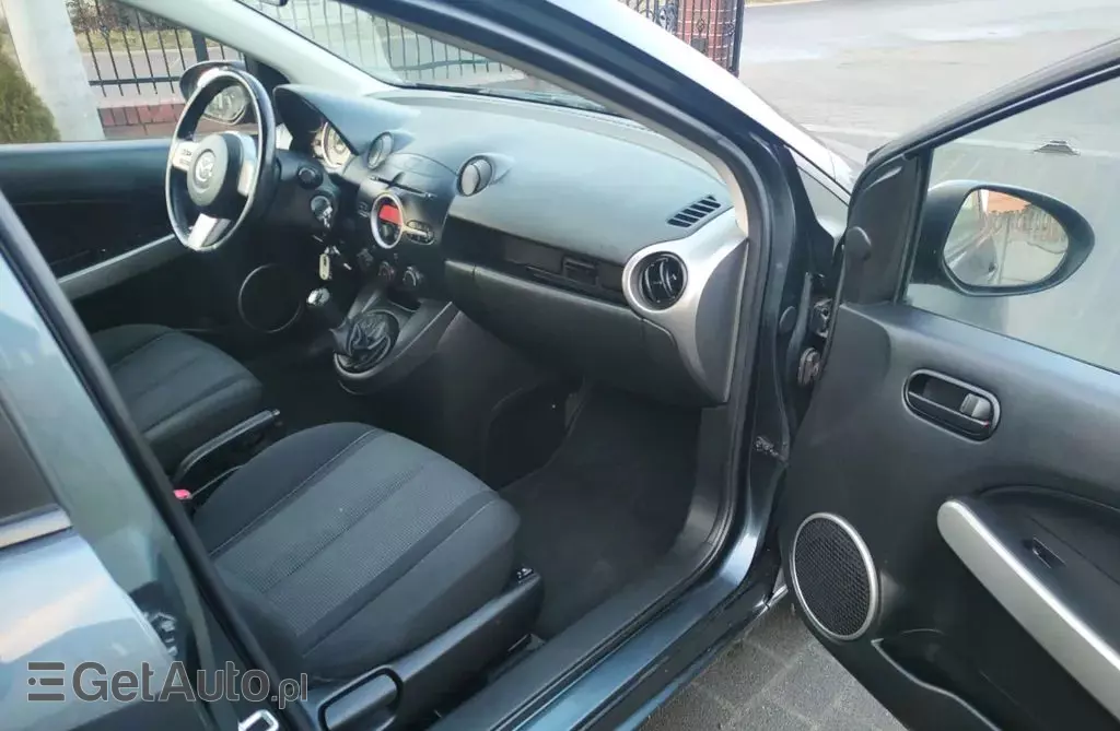 MAZDA 2 