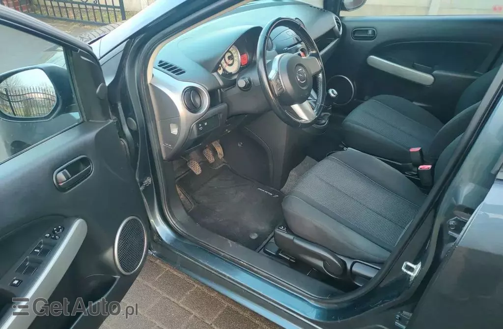MAZDA 2 