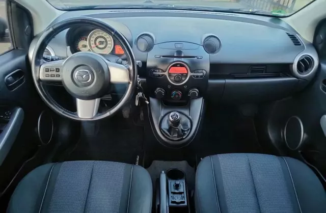 MAZDA 2 
