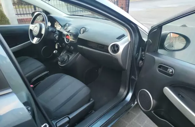 MAZDA 2 