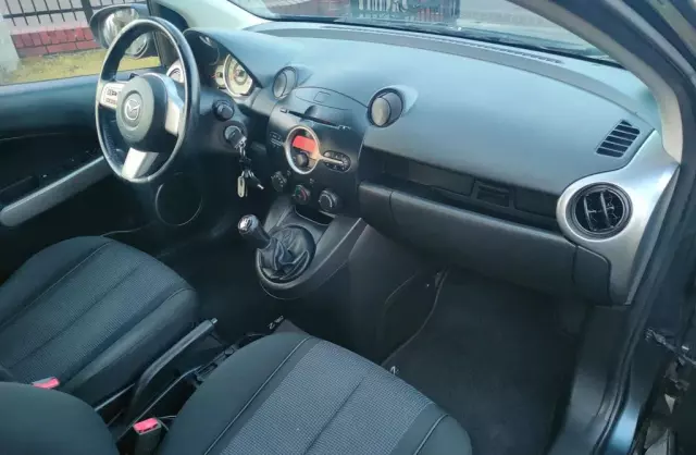 MAZDA 2 