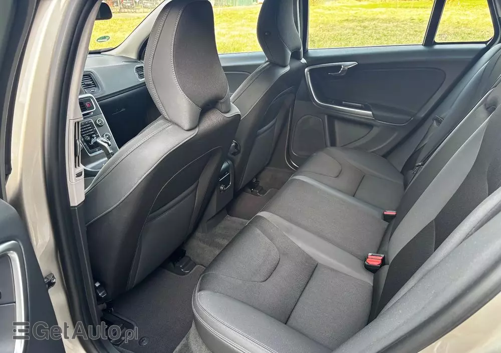 VOLVO V60 D2 Momentum