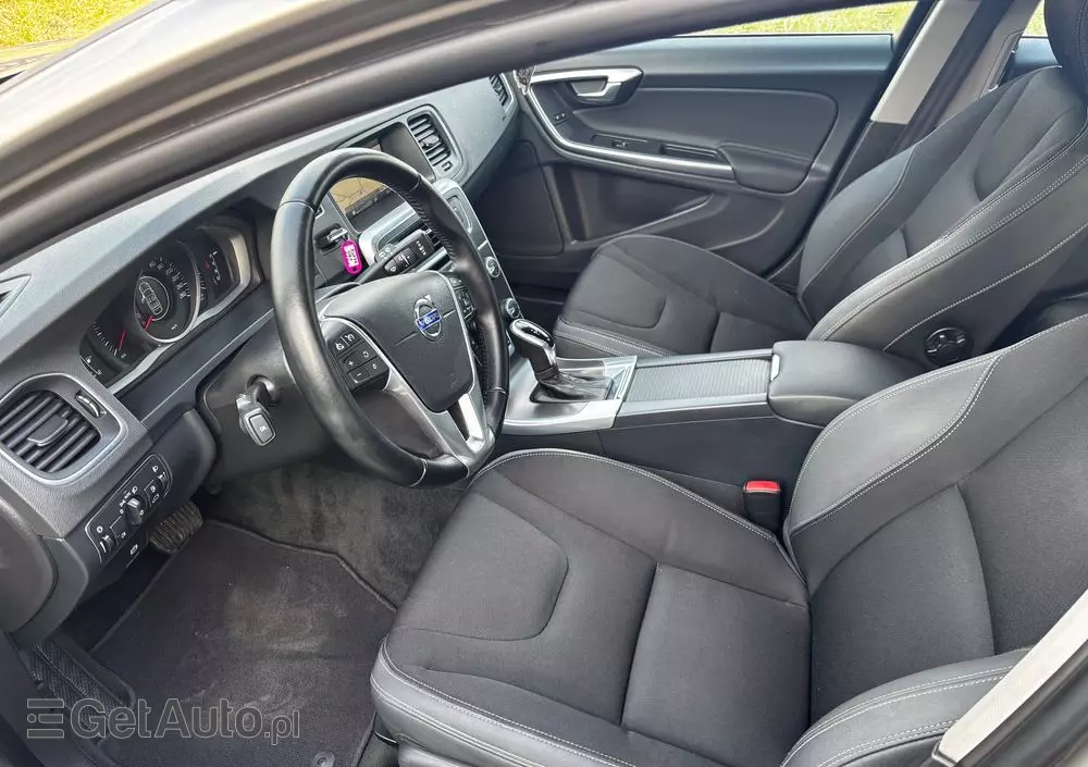 VOLVO V60 D2 Momentum
