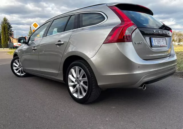 VOLVO V60 D2 Momentum