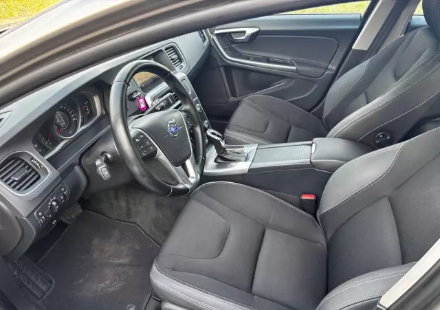 VOLVO V60 D2 Momentum