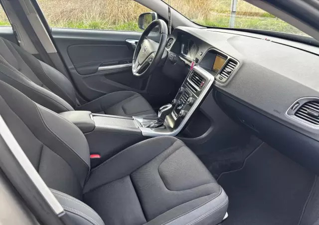 VOLVO V60 D2 Momentum