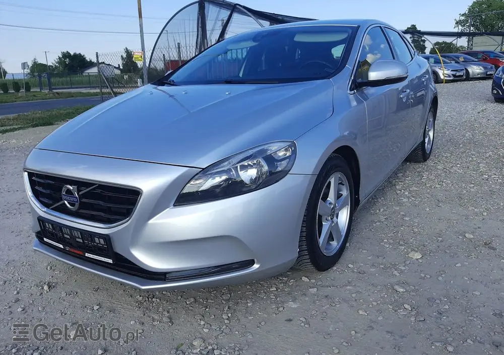 VOLVO V40 D2