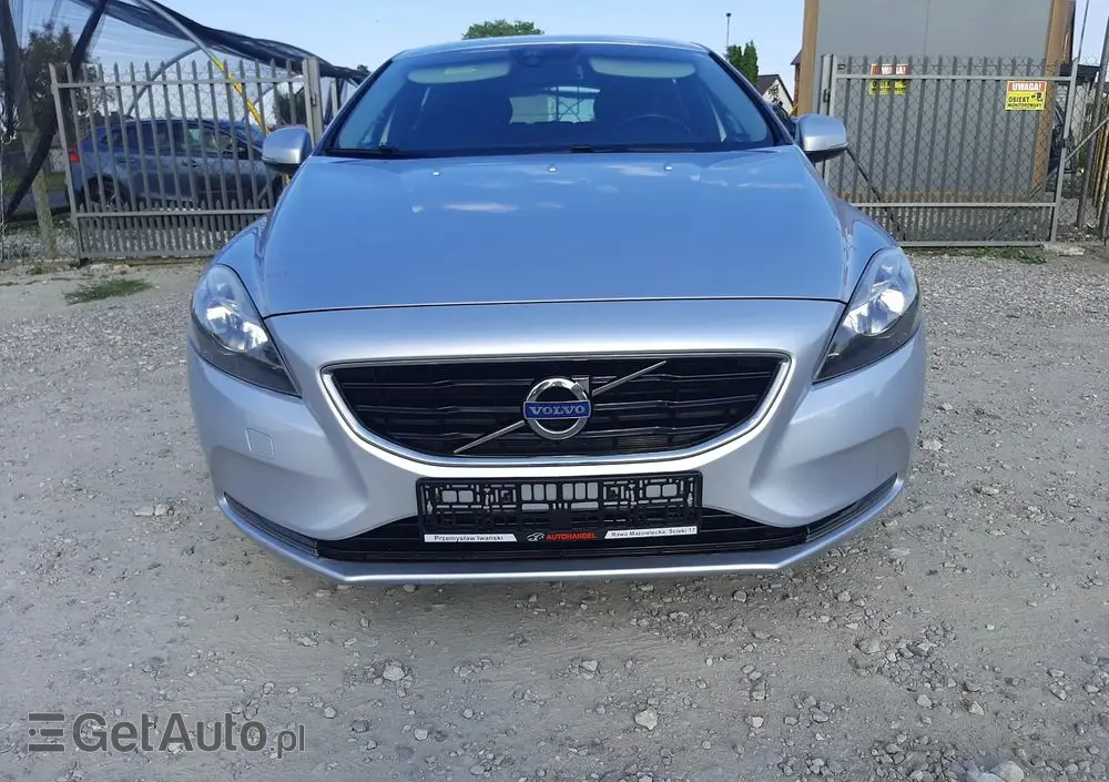 VOLVO V40 D2