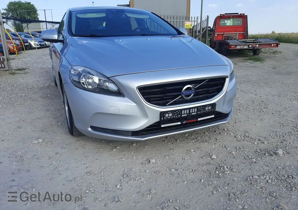 VOLVO V40 D2