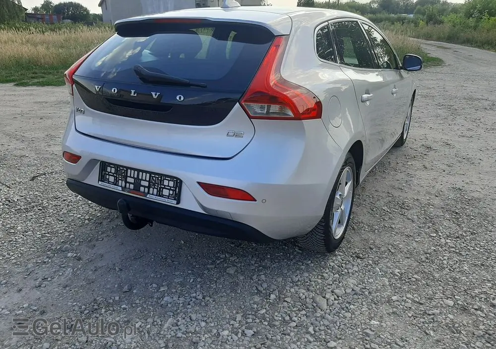 VOLVO V40 D2