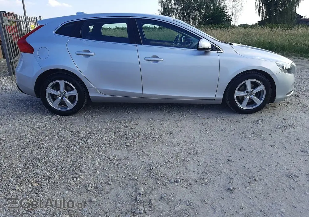 VOLVO V40 D2