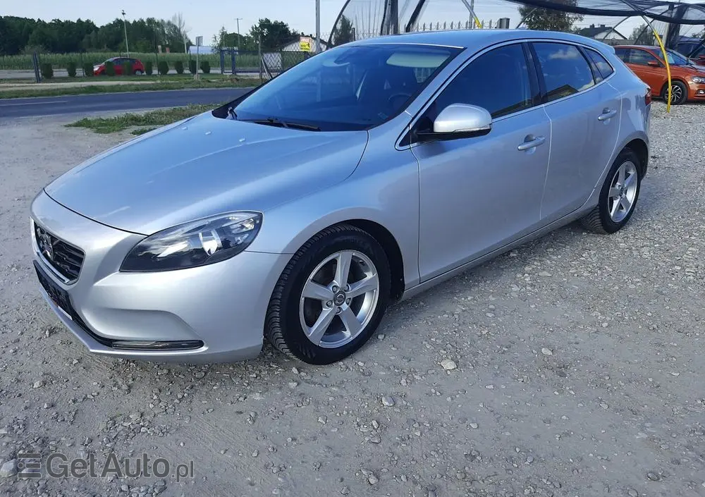 VOLVO V40 D2