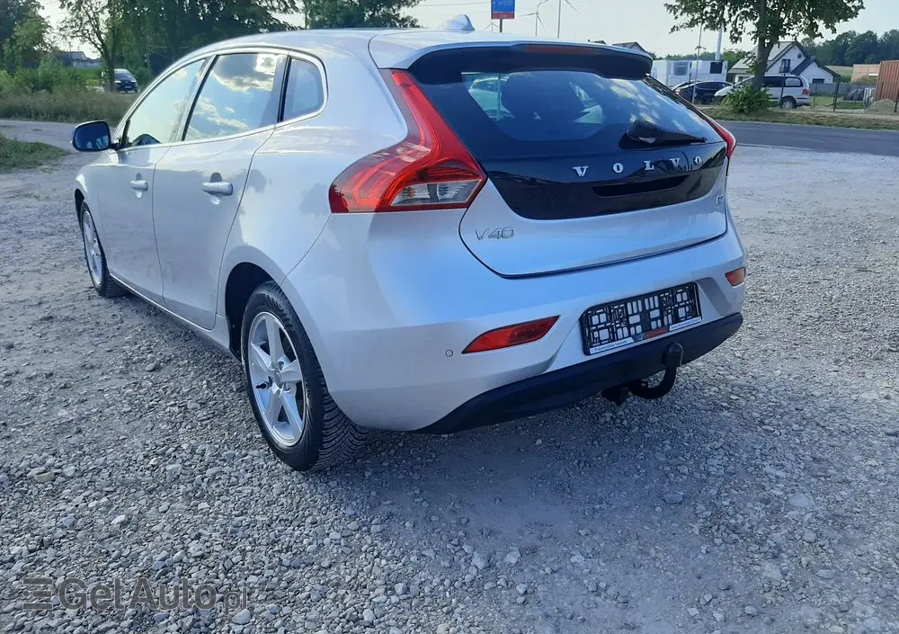 VOLVO V40 D2