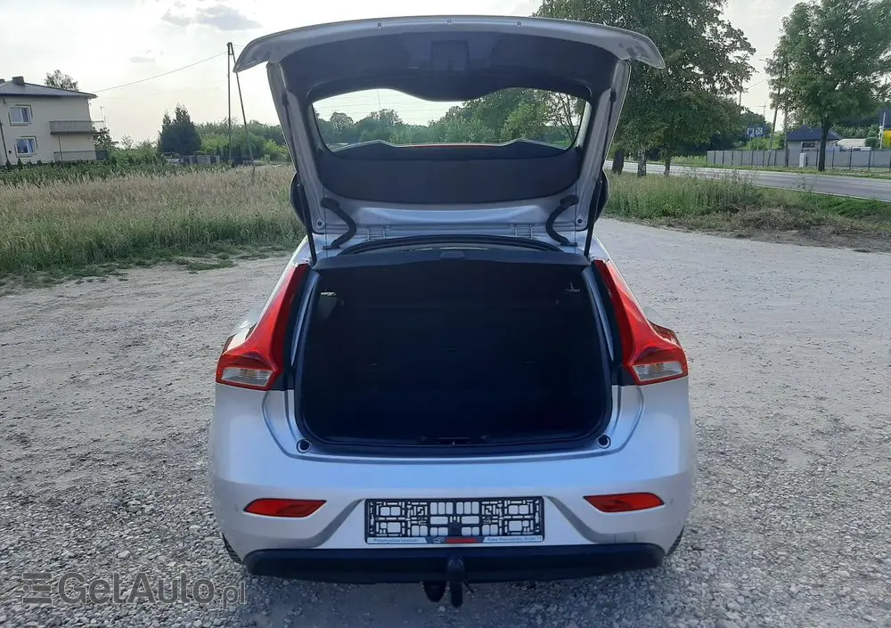 VOLVO V40 D2