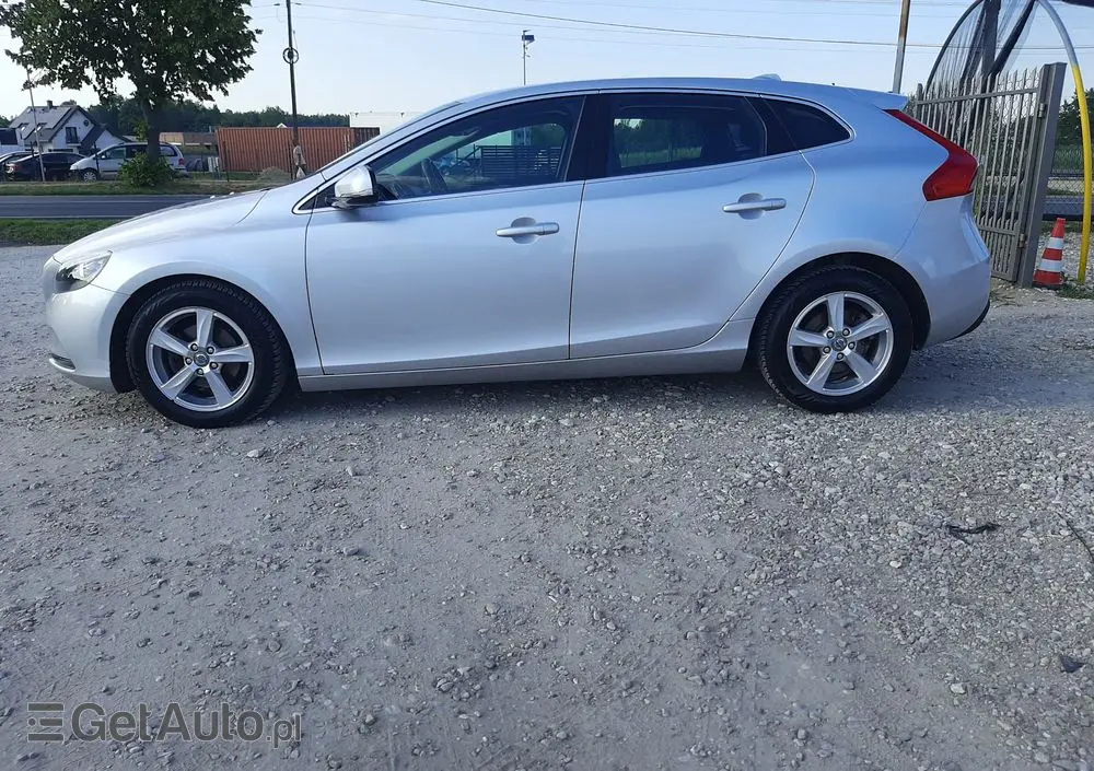 VOLVO V40 D2