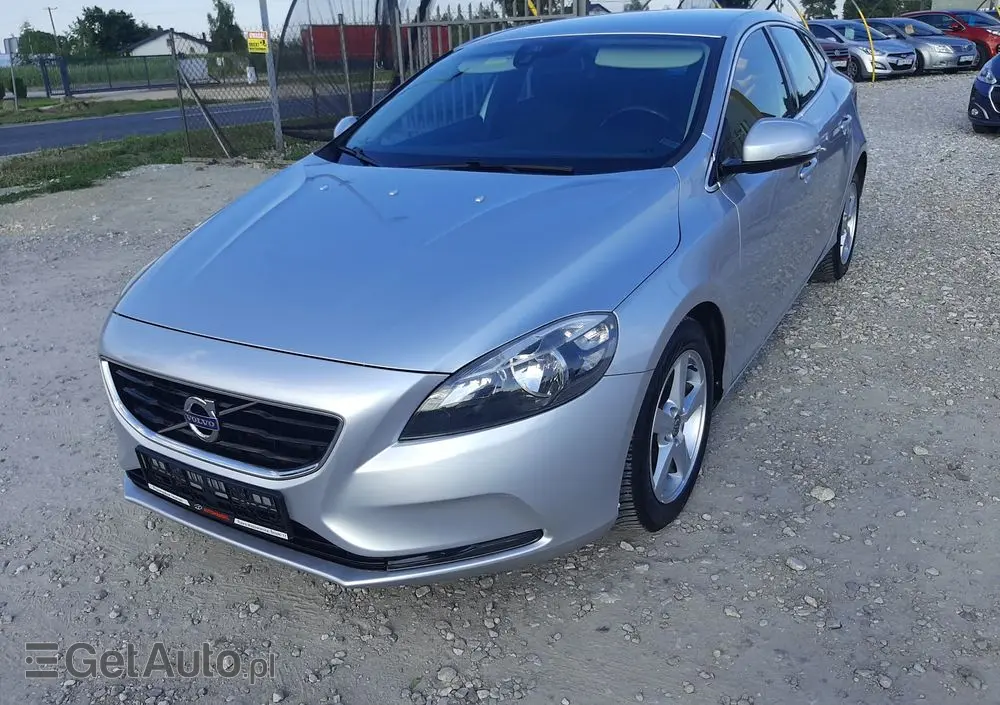VOLVO V40 D2