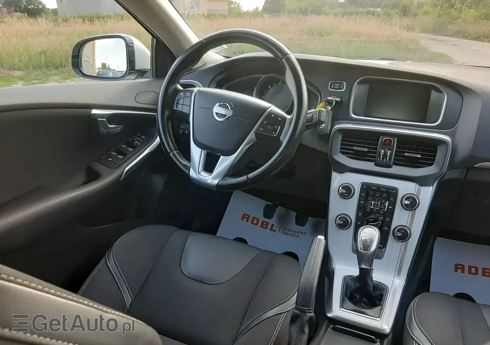 VOLVO V40 D2