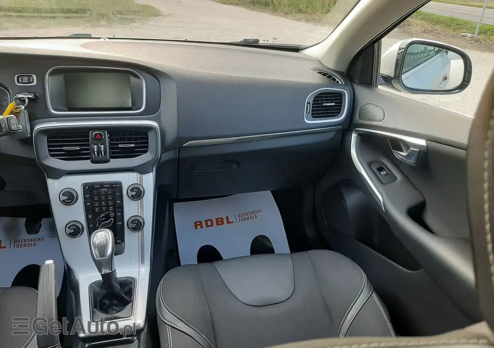 VOLVO V40 D2