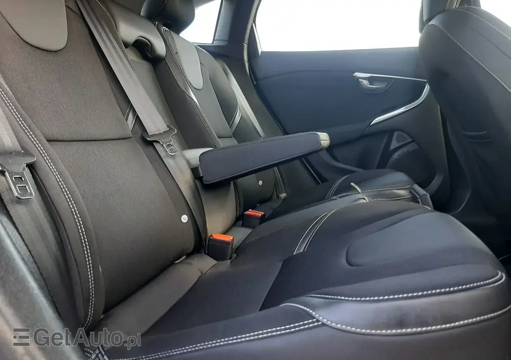 VOLVO V40 D2