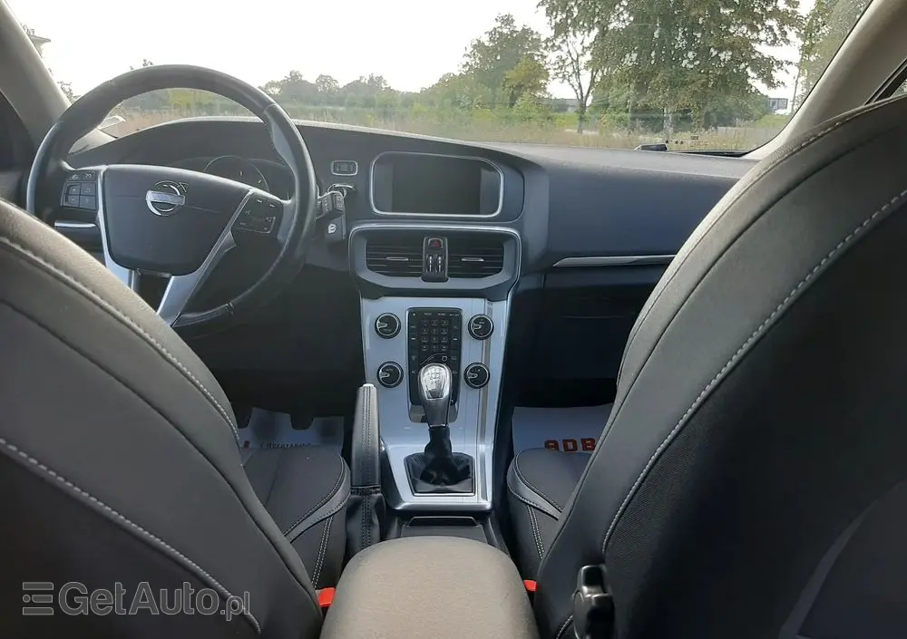 VOLVO V40 D2