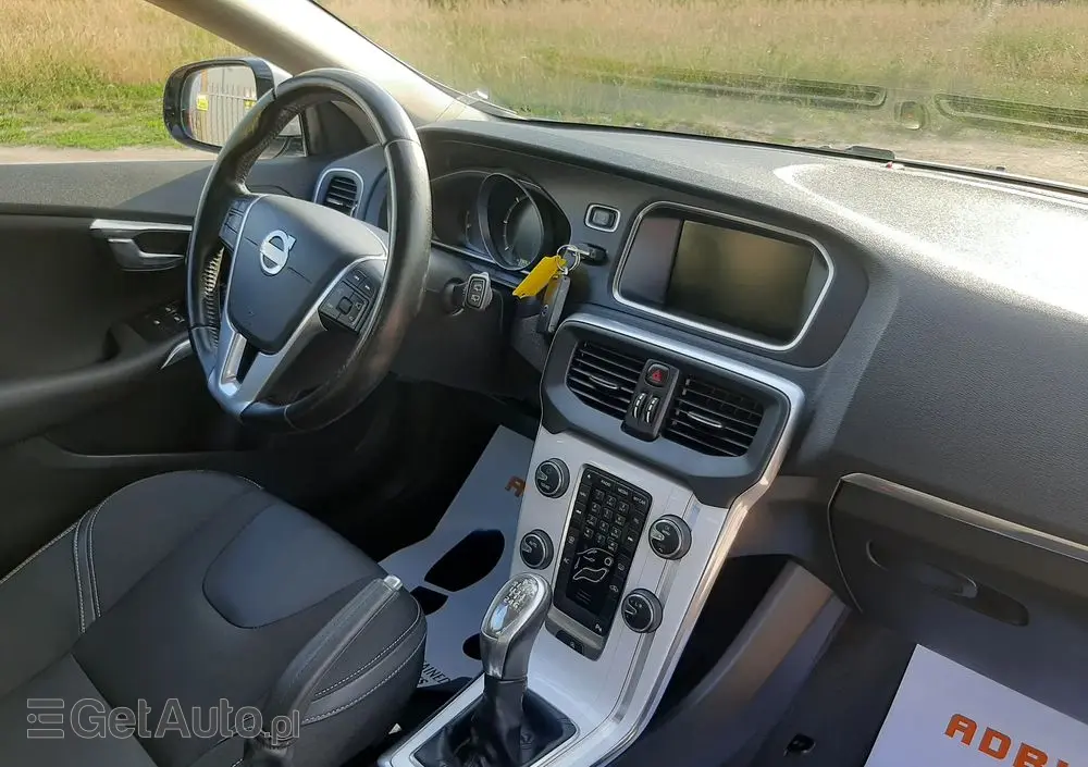 VOLVO V40 D2