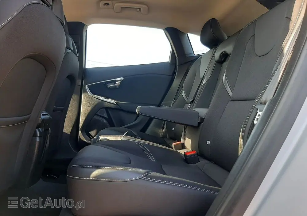 VOLVO V40 D2