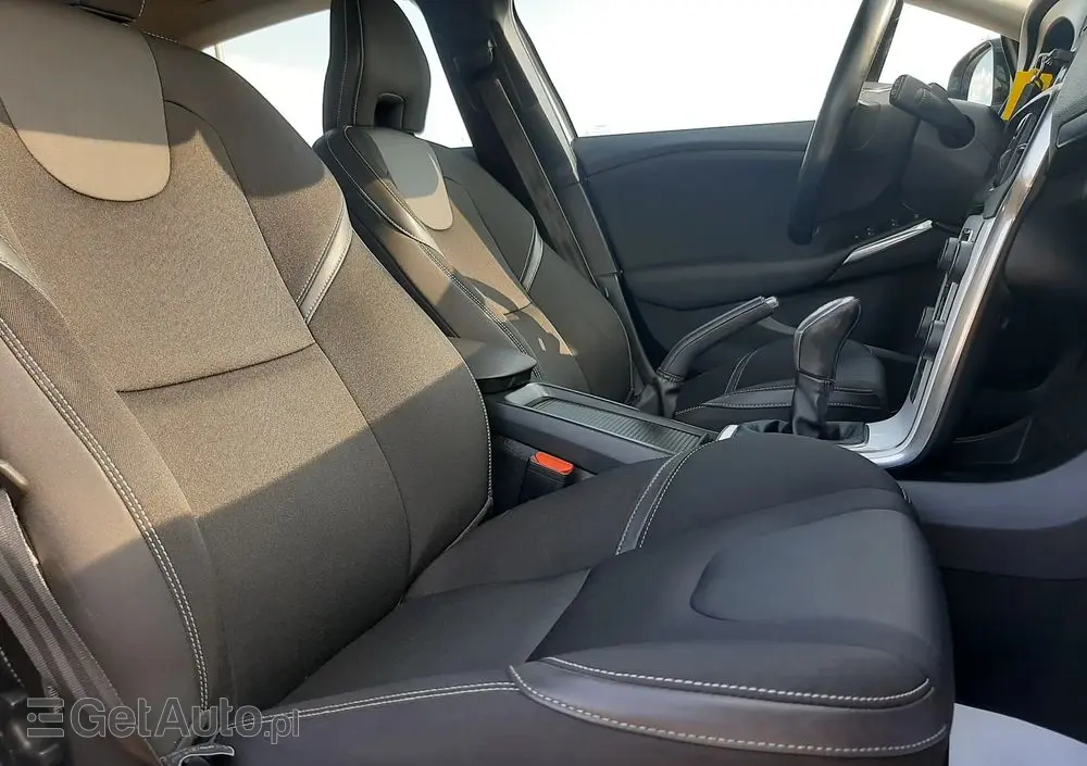VOLVO V40 D2