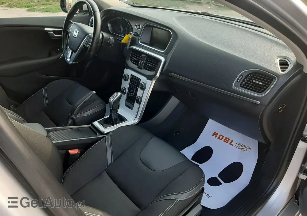VOLVO V40 D2