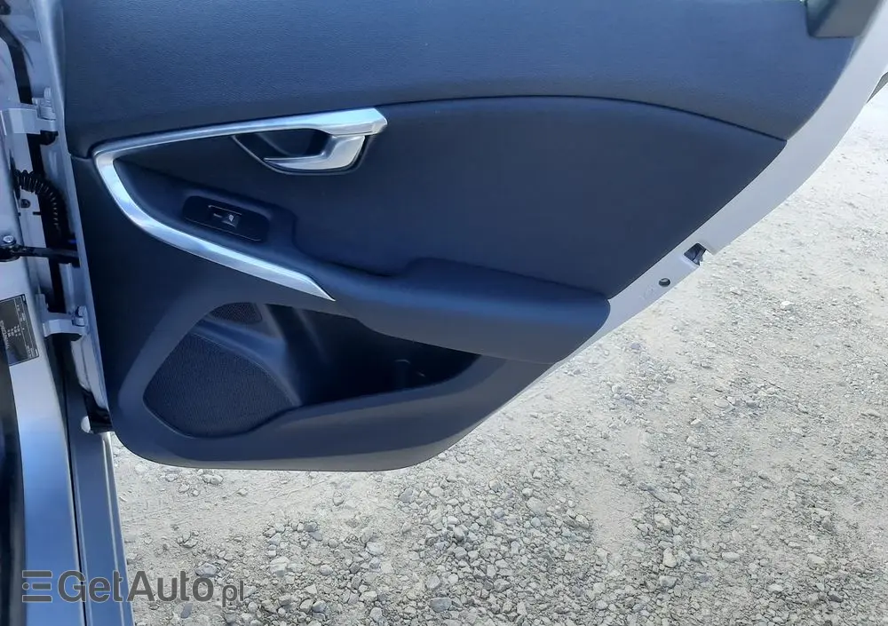 VOLVO V40 D2